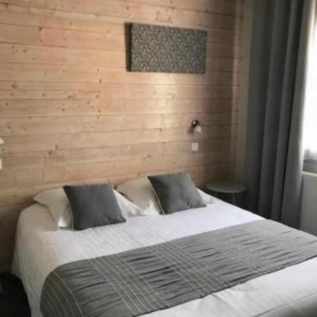 Hotel La Petite Auberge Арес Екстериор снимка