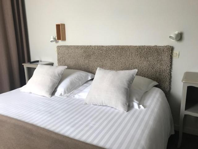 Hotel La Petite Auberge Арес Екстериор снимка