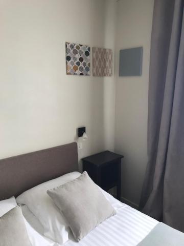 Hotel La Petite Auberge Арес Екстериор снимка
