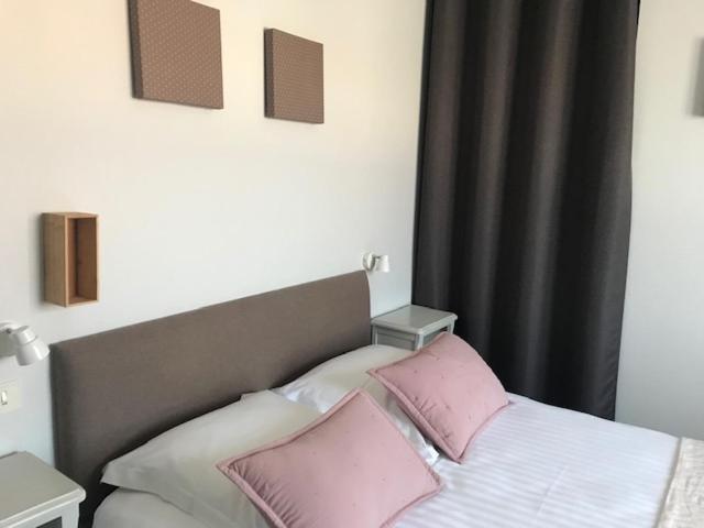 Hotel La Petite Auberge Арес Екстериор снимка